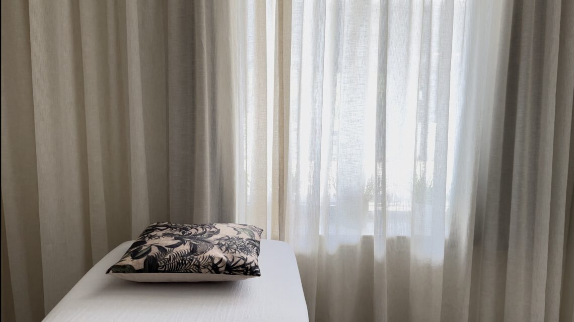 Afbeelding van een behandelbank in een praktijkruimte, gebruikt voor holistische healings en persoonlijke begeleiding