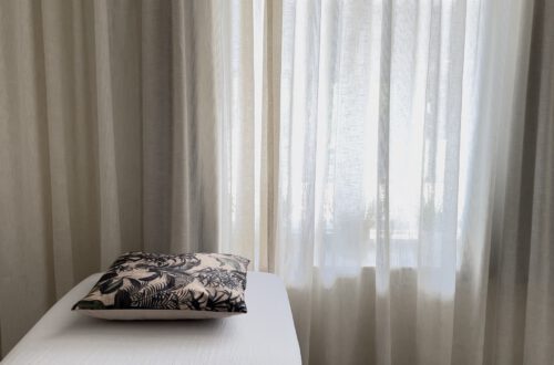 Afbeelding van een behandelbank in een praktijkruimte, gebruikt voor holistische healings en persoonlijke begeleiding