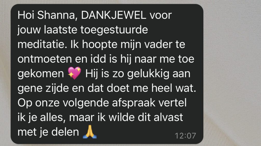 Screenshot van een WhatsApp review over een ingesproken meditatie waarbij iemand een bijzondere spirituele ervaring had en haar overleden vader zag