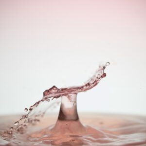 Afbeelding passend bij de blog “Dr. Emoto Water Experiment: De Kracht van Woorden”, waarin het effect van positieve woorden op water, heling, zelfliefde en persoonlijke groei centraal staat