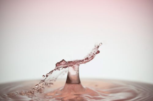 Afbeelding passend bij de blog “Dr. Emoto Water Experiment: De Kracht van Woorden”, waarin het effect van positieve woorden op water, heling, zelfliefde en persoonlijke groei centraal staat
