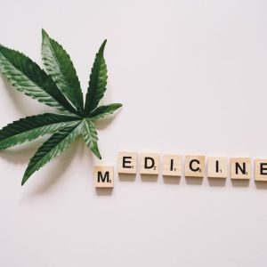 Afbeelding passend bij de blog “Medicinale Wiet: Documentaires”, waarin medicinale cannabis, CBD-olie en THC-olie worden behandeld en hoe deze de kwaliteit van leven kunnen verbeteren