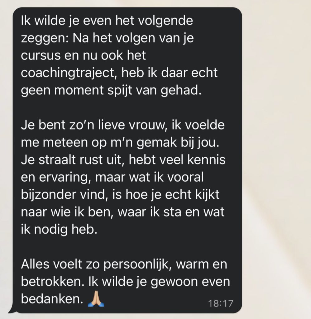 Screenshot van een WhatsApp review waarin een klant vertelt dat zij na de cursus is gestart met een traject en hier geen spijt van heeft door de persoonlijke en fijne begeleiding