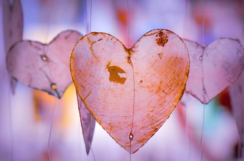 Afbeelding passend bij de blog “De grootste uitdaging van nu: relaties”, waarin zelfzorg, grenzen stellen en intuïtief loslaten centraal staan